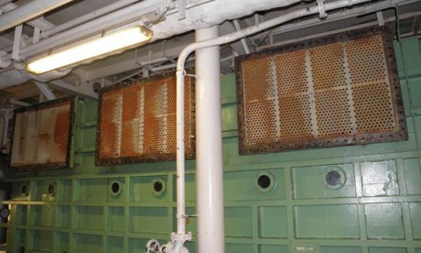 Zesstaps flash-evaporator in de machinekamer van een cruiseschip, onderzocht op erosiecorrosie in een scheepsevaporator