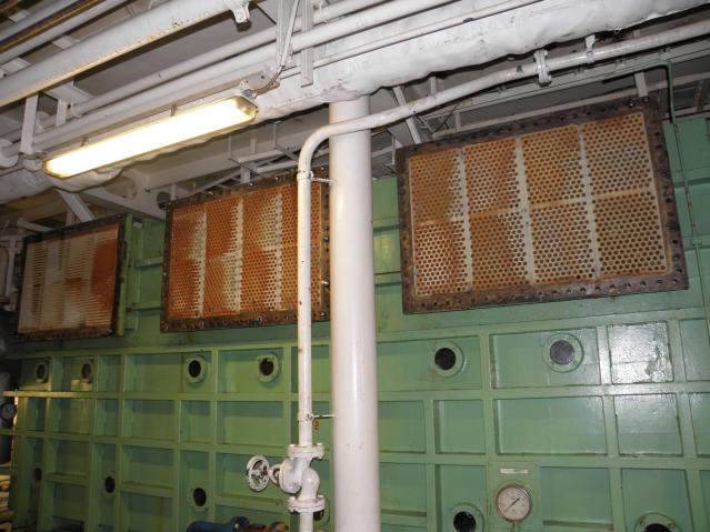 Zesstaps flash-evaporator in de machinekamer van een cruiseschip, onderzocht op erosiecorrosie in een scheepsevaporator