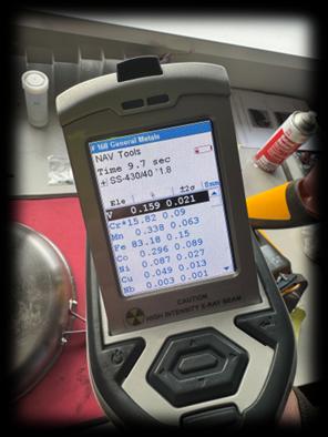 XRF-analyzer toont dat de titanium koekenpan van roestvast staal AISI 430 is gemaakt